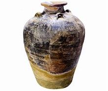 褐釉陶器の壺の写真
